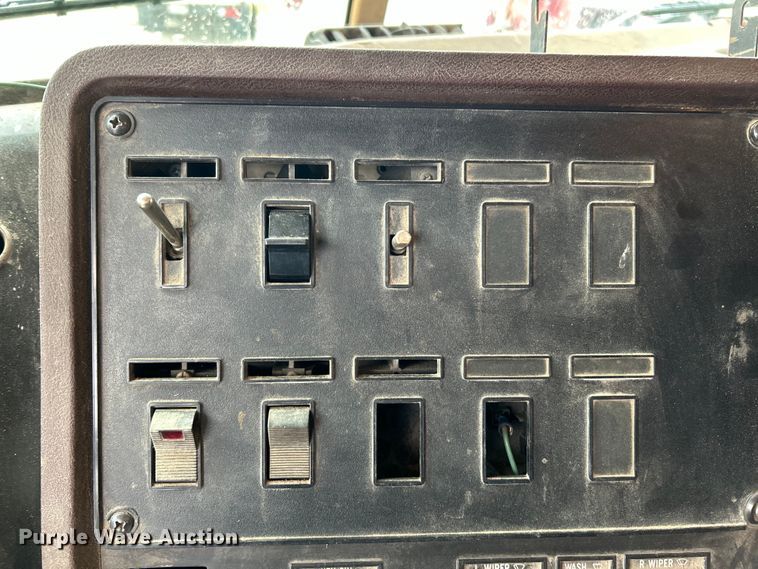 image for item EK4558 1984 International COF-9670 semi truck