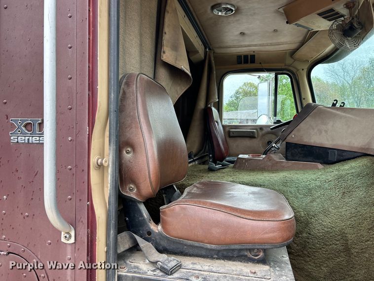 image for item EK4558 1984 International COF-9670 semi truck