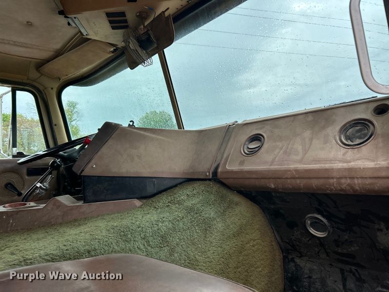 image for item EK4558 1984 International COF-9670 semi truck