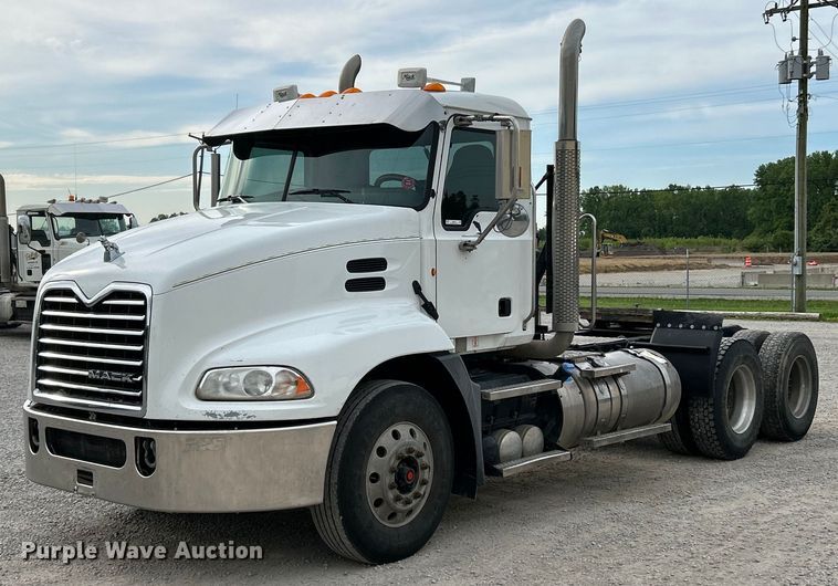 image for item EK4571 2014 Mack CXU613 semi truck