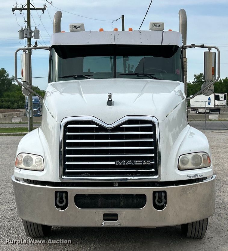 image for item EK4571 2014 Mack CXU613 semi truck