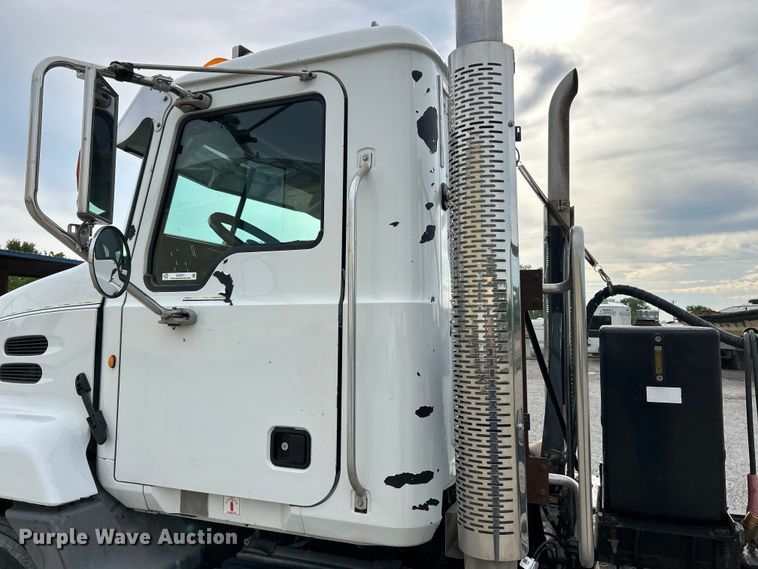 image for item EK4571 2014 Mack CXU613 semi truck