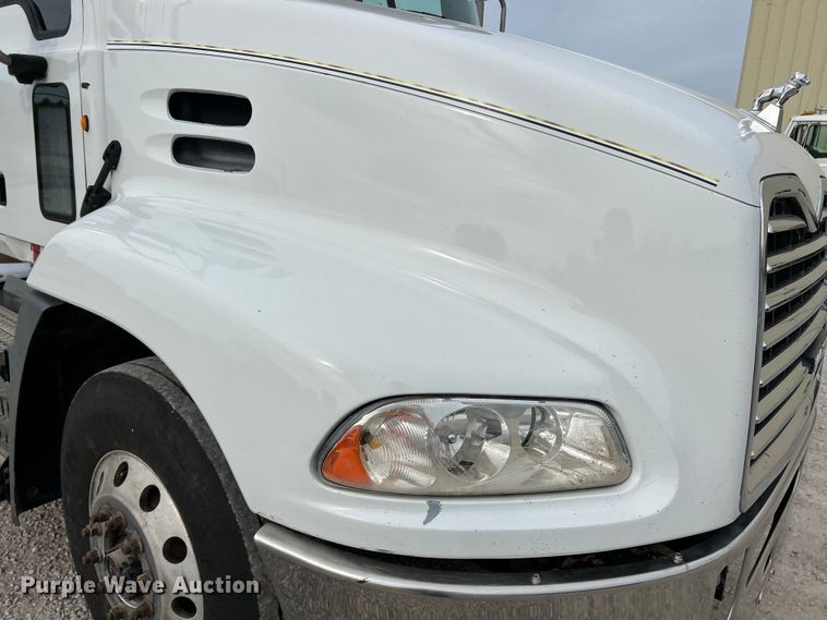image for item EK4571 2014 Mack CXU613 semi truck