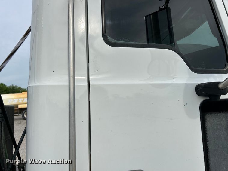 image for item EK4571 2014 Mack CXU613 semi truck
