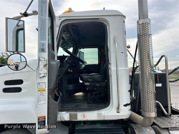 image for item EK4571 2014 Mack CXU613 semi truck