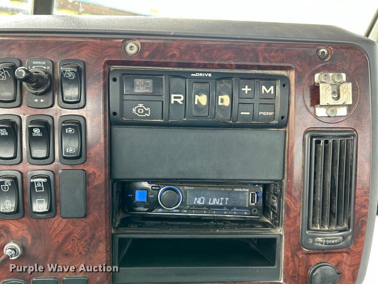 image for item EK4571 2014 Mack CXU613 semi truck