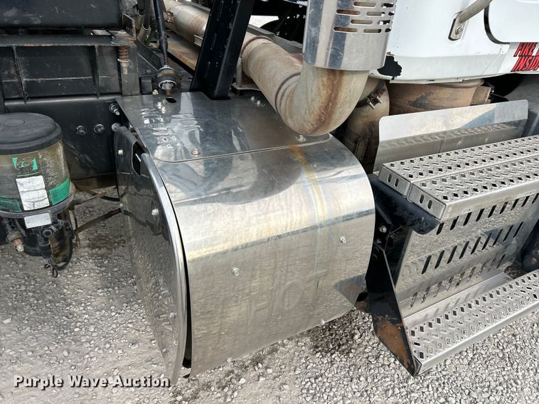 image for item EK4571 2014 Mack CXU613 semi truck