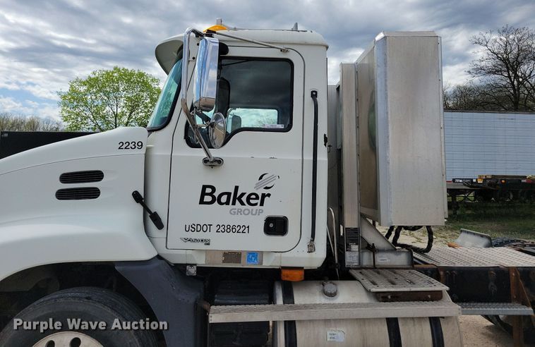 image for item KB9103 2006 Mack Vision semi truck