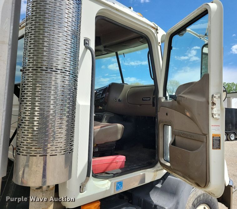 image for item KB9103 2006 Mack Vision semi truck