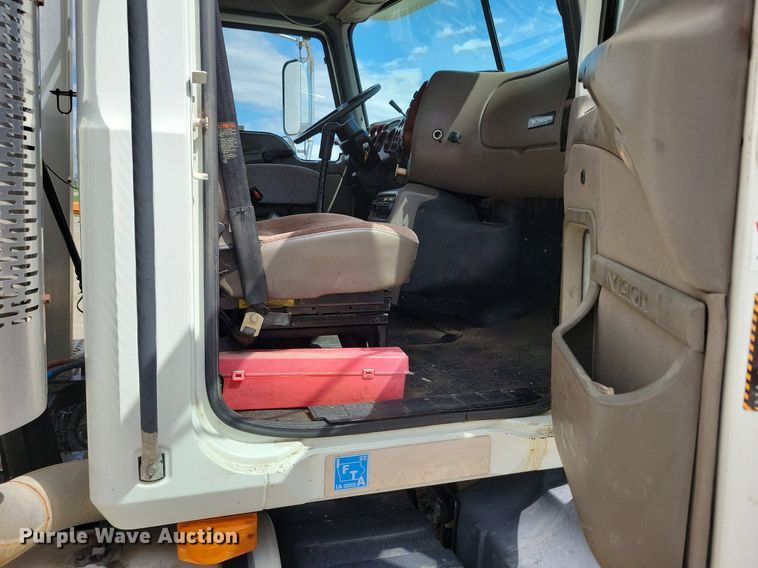 image for item KB9103 2006 Mack Vision semi truck