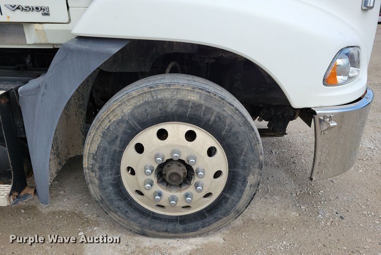 image for item KB9103 2006 Mack Vision semi truck