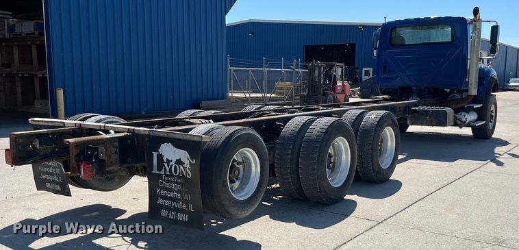 image for item LD9474 2011 International 7600 truck cab and chassis