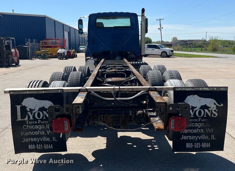 image for item LD9474 2011 International 7600 truck cab and chassis