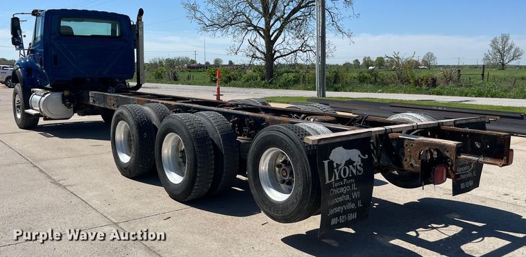 image for item LD9474 2011 International 7600 truck cab and chassis