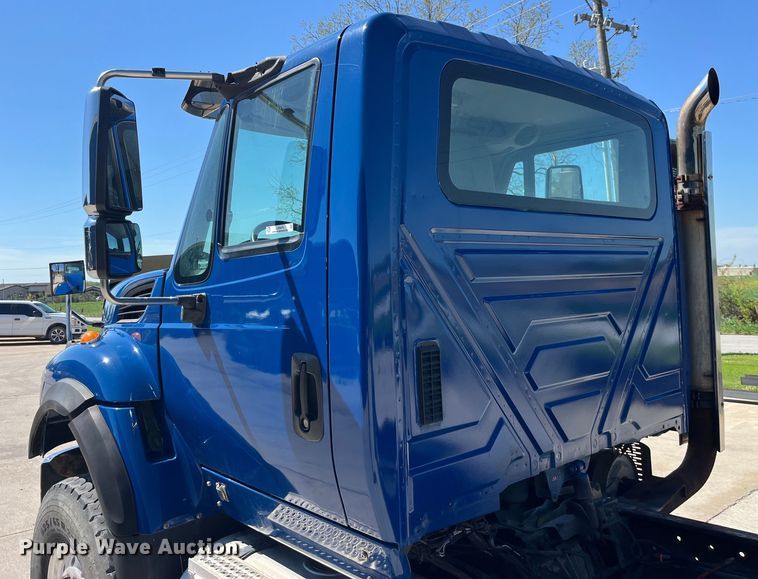 image for item LD9474 2011 International 7600 truck cab and chassis