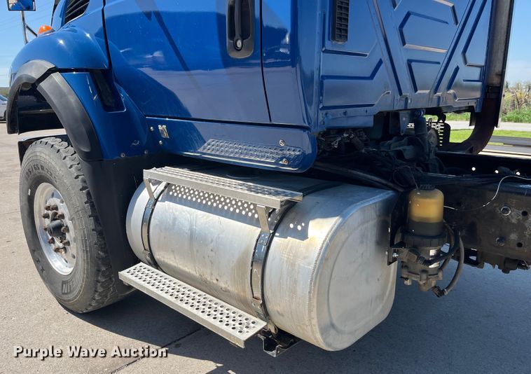 image for item LD9474 2011 International 7600 truck cab and chassis