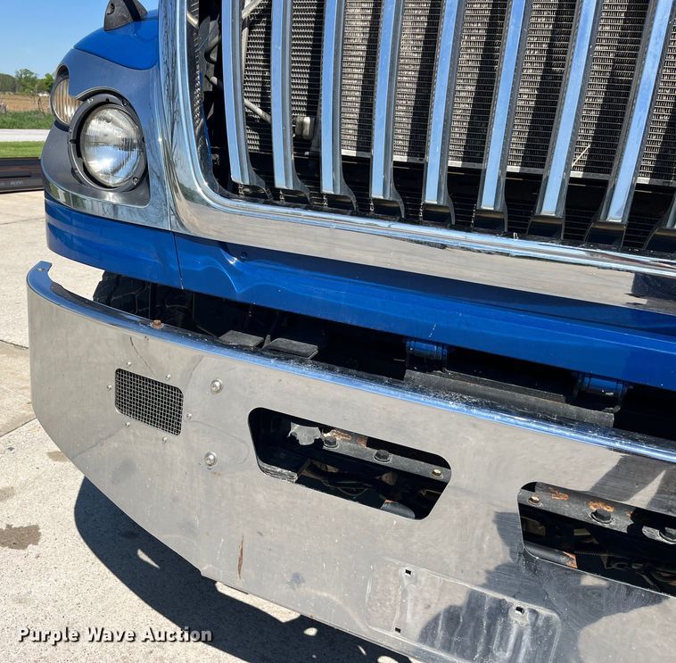 image for item LD9474 2011 International 7600 truck cab and chassis