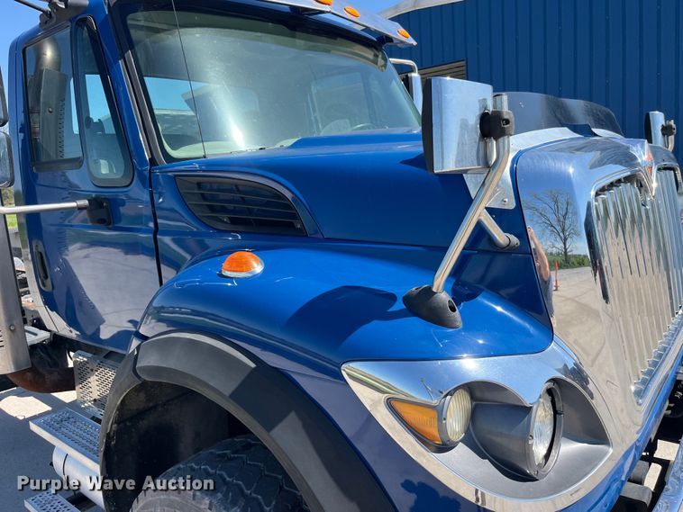 image for item LD9474 2011 International 7600 truck cab and chassis