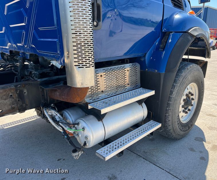 image for item LD9474 2011 International 7600 truck cab and chassis