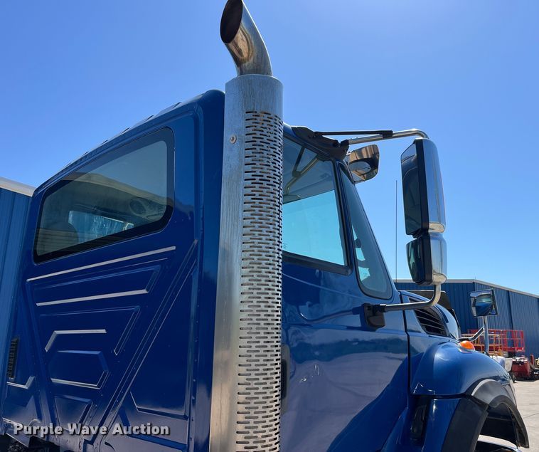 image for item LD9474 2011 International 7600 truck cab and chassis