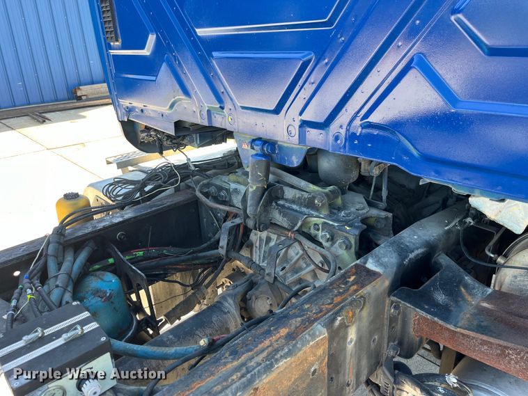 image for item LD9474 2011 International 7600 truck cab and chassis