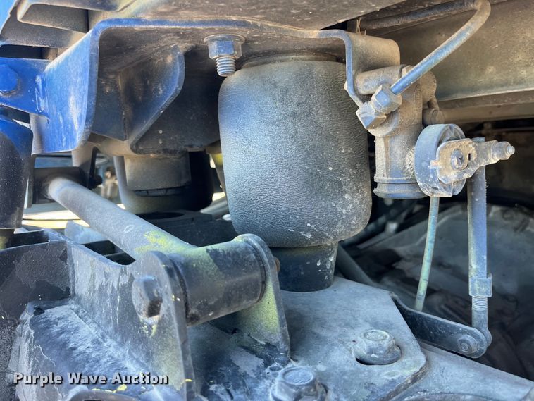 image for item LD9474 2011 International 7600 truck cab and chassis