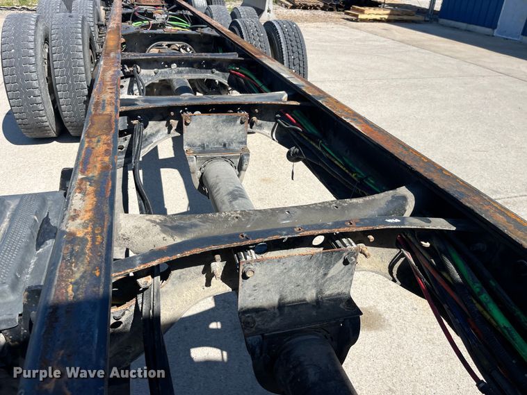 image for item LD9474 2011 International 7600 truck cab and chassis