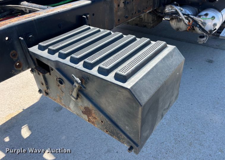 image for item LD9474 2011 International 7600 truck cab and chassis