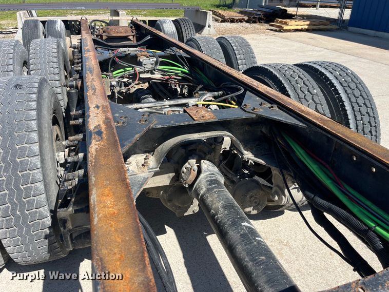 image for item LD9474 2011 International 7600 truck cab and chassis