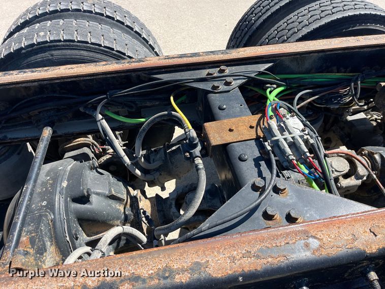 image for item LD9474 2011 International 7600 truck cab and chassis