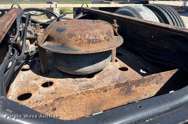 image for item LD9474 2011 International 7600 truck cab and chassis