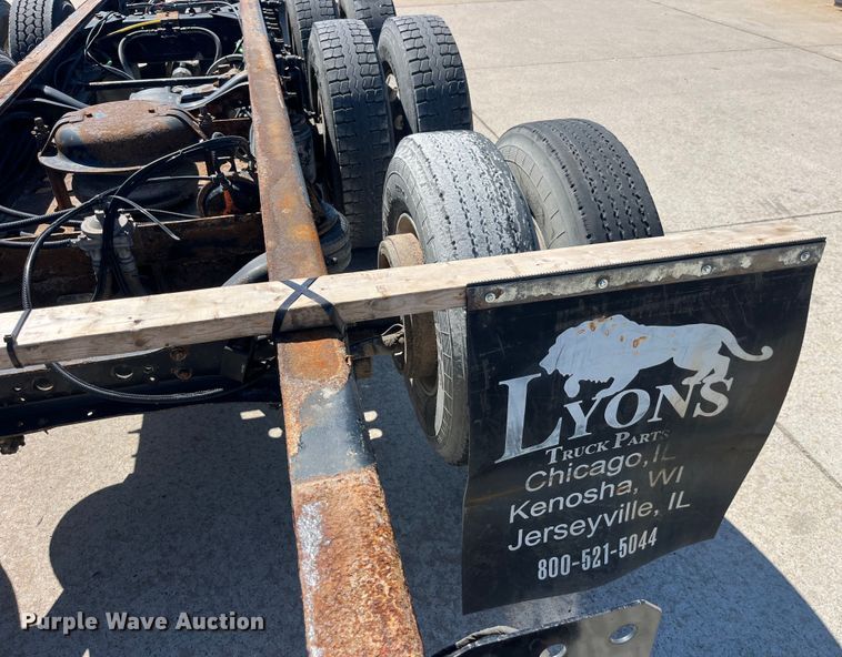 image for item LD9474 2011 International 7600 truck cab and chassis