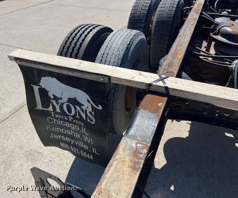 image for item LD9474 2011 International 7600 truck cab and chassis