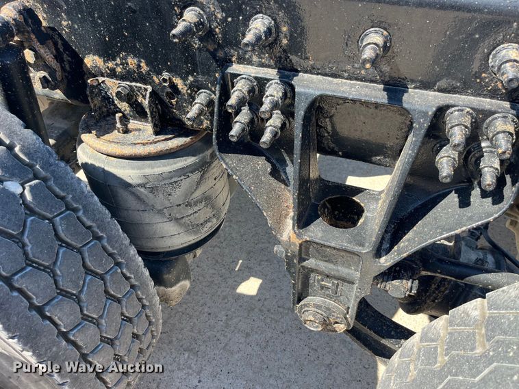 image for item LD9474 2011 International 7600 truck cab and chassis