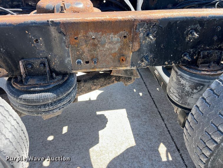 image for item LD9474 2011 International 7600 truck cab and chassis