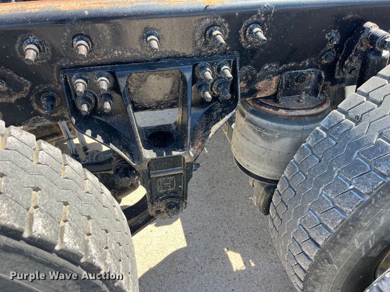 image for item LD9474 2011 International 7600 truck cab and chassis