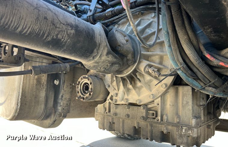 image for item LD9474 2011 International 7600 truck cab and chassis