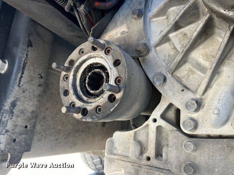 image for item LD9474 2011 International 7600 truck cab and chassis