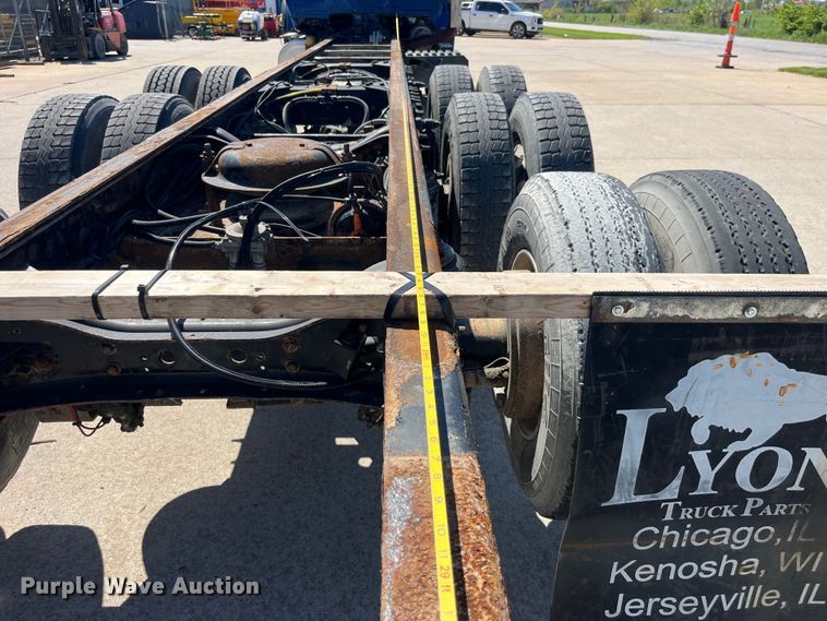 image for item LD9474 2011 International 7600 truck cab and chassis