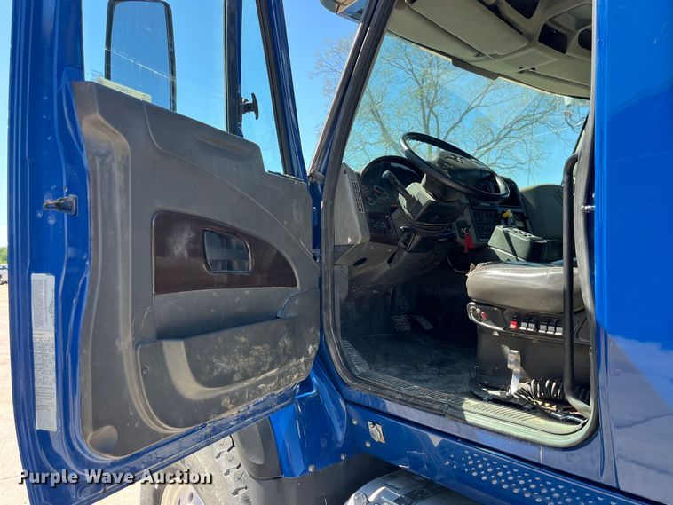 image for item LD9474 2011 International 7600 truck cab and chassis