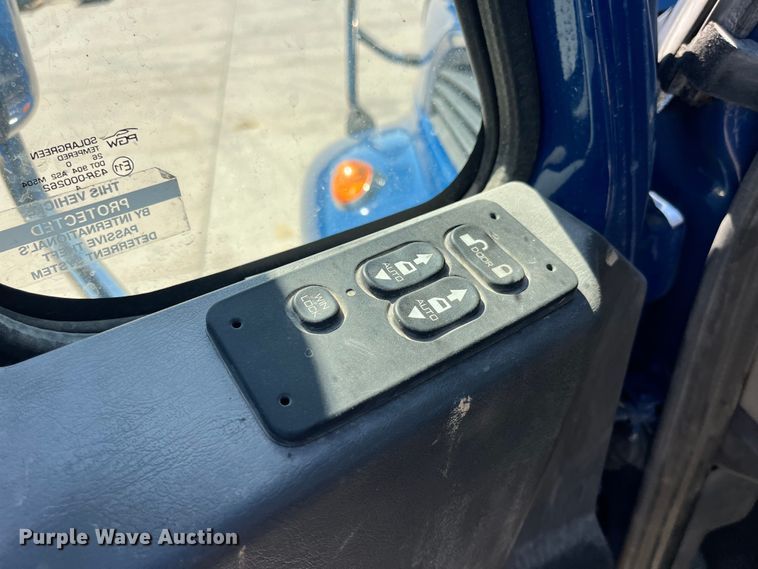 image for item LD9474 2011 International 7600 truck cab and chassis