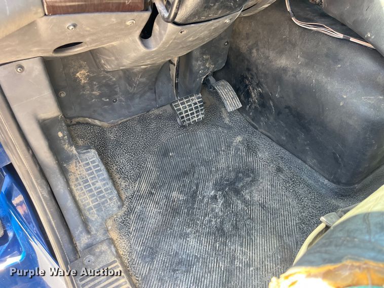 image for item LD9474 2011 International 7600 truck cab and chassis