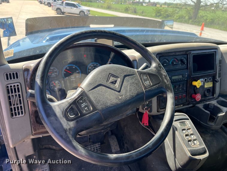 image for item LD9474 2011 International 7600 truck cab and chassis