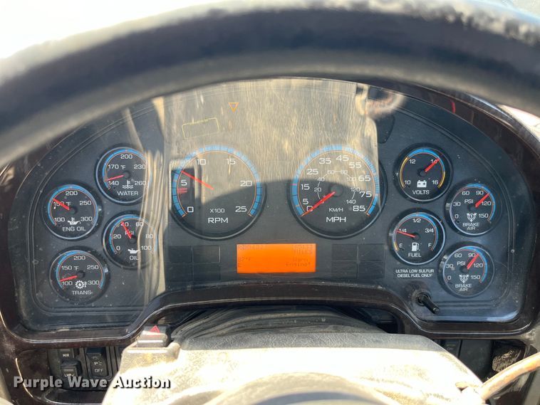 image for item LD9474 2011 International 7600 truck cab and chassis