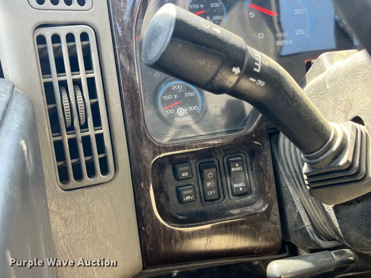 image for item LD9474 2011 International 7600 truck cab and chassis