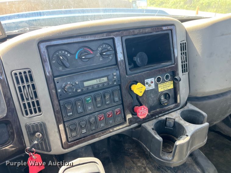 image for item LD9474 2011 International 7600 truck cab and chassis