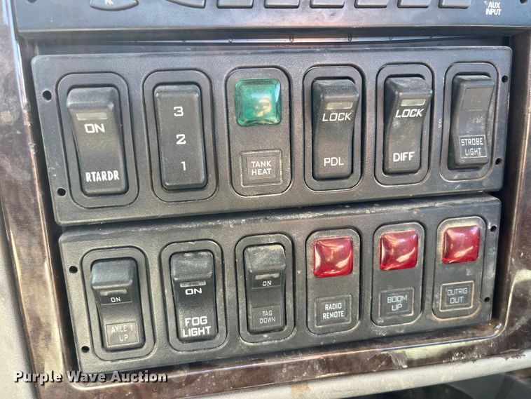 image for item LD9474 2011 International 7600 truck cab and chassis