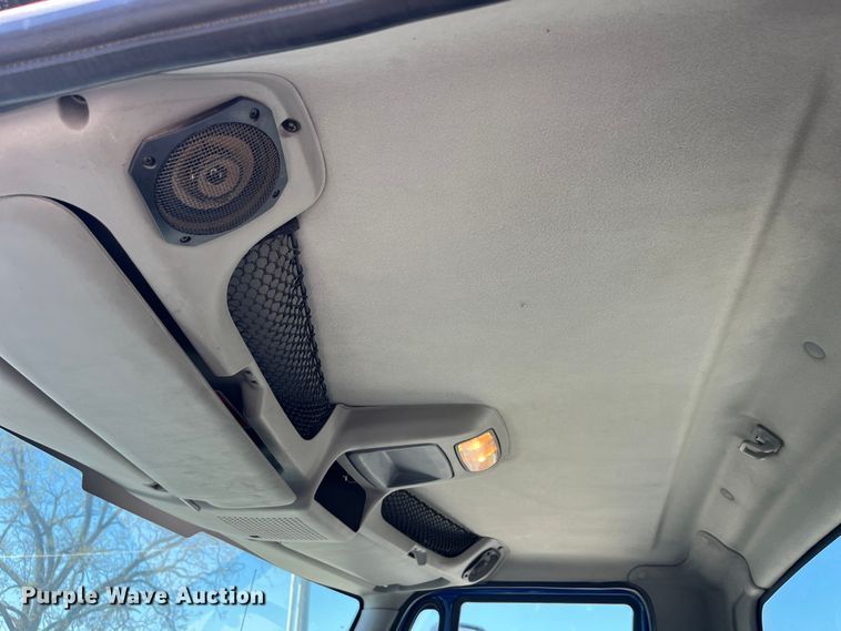 image for item LD9474 2011 International 7600 truck cab and chassis