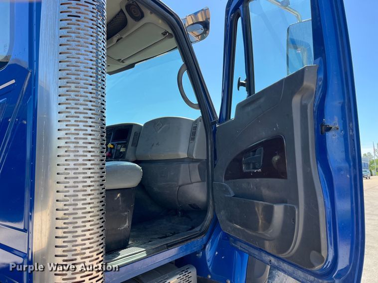 image for item LD9474 2011 International 7600 truck cab and chassis