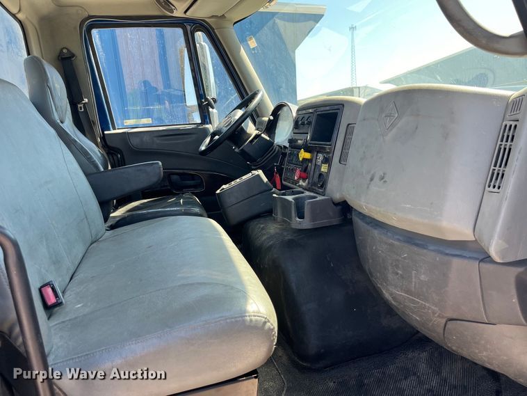 image for item LD9474 2011 International 7600 truck cab and chassis